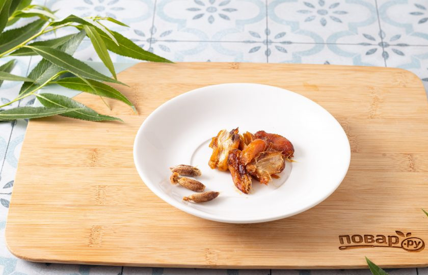 1. Этап. Тыквенный смузи на кокосовом молоке: Финики замочите в теплой воде, чтобы они стали мягче. Удалите косточки.