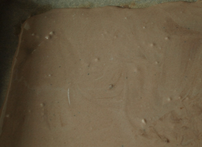 1. Этап. Торт Вишневый поцелуй: 4. Готовое тесто выливаем на противень и выпекаем в духовом шкафу 20 минут при 190 градусах.