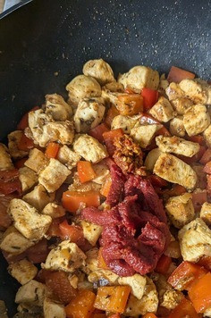 1. Этап. Куриная грудка с пастой орзо: Добавить пасту чили и томатную пасту, перемешать. Паста чили не обязательный ингредиент, мы любим острое, ниже дам ссылку, которой пользуюсь я.