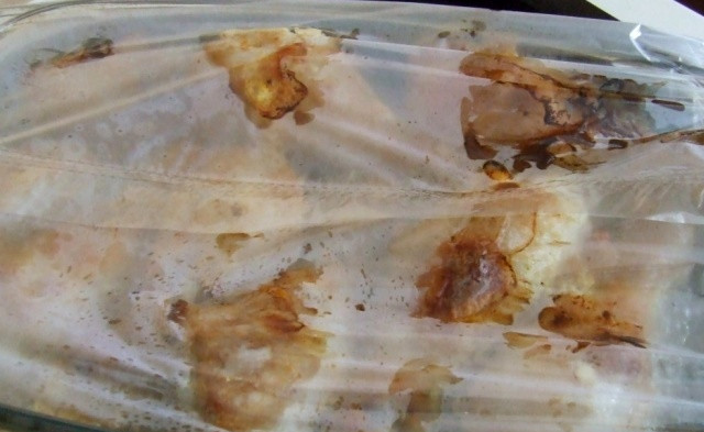 1. Этап. Куриная голень в рукаве: Нагреваем духовку до 180 градусов и помещаем в нее форму, выпекаем 40 минут. Подаем готовое блюдо горячим с любым гарниром на ваш вкус. Приятного аппетита!