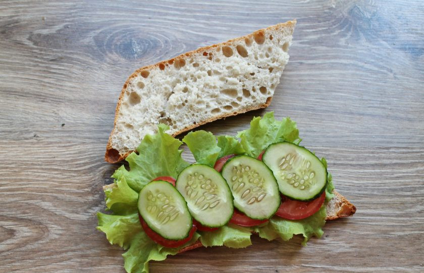 1. Этап. Греческий сэндвич: Огурец порежьте кружочками и выложите поверх помидоров.