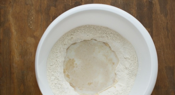 1. Этап. Хлебная косичка с маком: 1. В миску просейте пшеничную муку, в центре сделайте небольшую воронку. В другой миске соедините теплую воду и молоко, затем влейте полученную смесь в воронку.