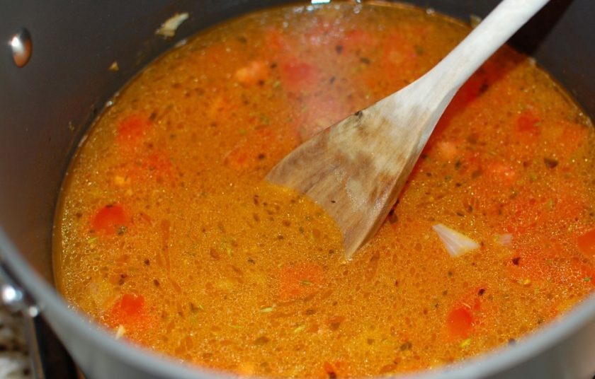 1. Этап. Минестроне (суп из овощей): 4. Влейте бульон и доведите все до кипения.