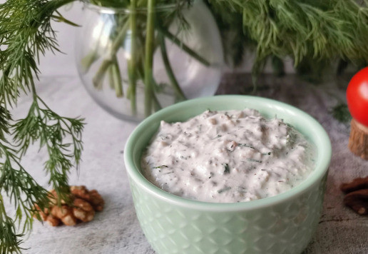 1. Этап. Сметанно-ореховый соус: На мой взгляд измельчённые в разной степени грецкие орехи меняют вкус и текстуру соуса в лучшую сторону.