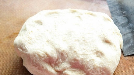 1. Этап. Булочка для хот-дога: 4. Замесите тесто, накройте его чистым полотенцем и оставьте в тепле примерно на часик.