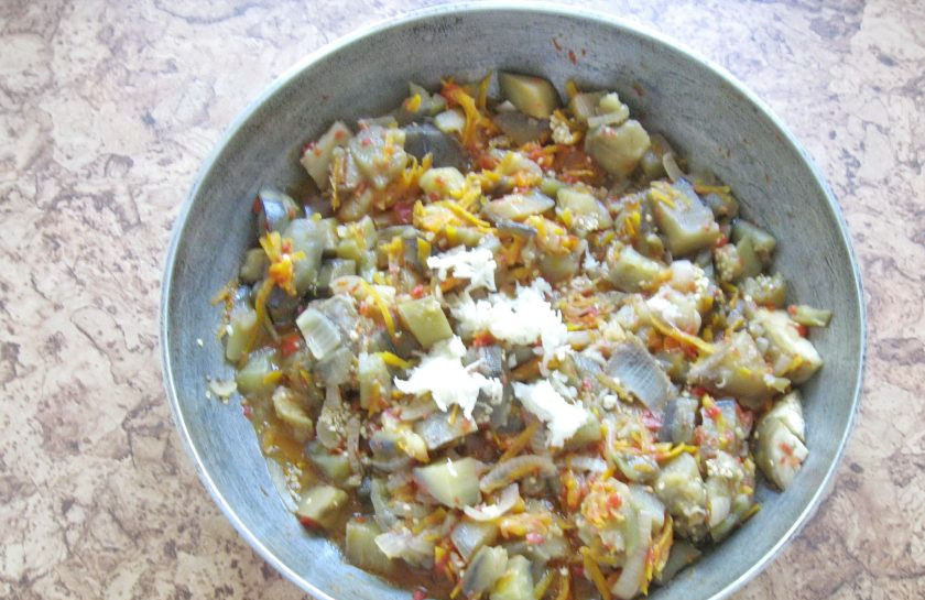 1. Этап. Баклажанная икра жареная: После добавьте чеснок. Я его натерла на терке, но можно выложить кусочками.