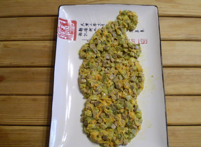 1. Этап. Салат Новогодняя обезьянка: Возьмите удобную тарелку. Сформируйте 