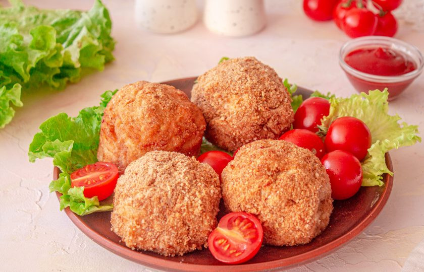 1. Этап. Мясные колобки с хрустящей корочкой и цветной капустой: Мясные шарики с хрустящей корочкой готовы! Подавайте их с любым гарниром.