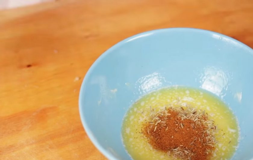 1. Этап. Запеченный картофель в микроволновке (за 10 минут): 2. Приготовьте заправку: растопите сливочное масло, добавьте к нему мелко нарезанный чеснок, зелень, паприку и соль. Можете добавить зелень, например, розмарин или базилик.