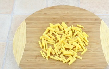 1. Этап. Салат Любимая женщина: И сыр.