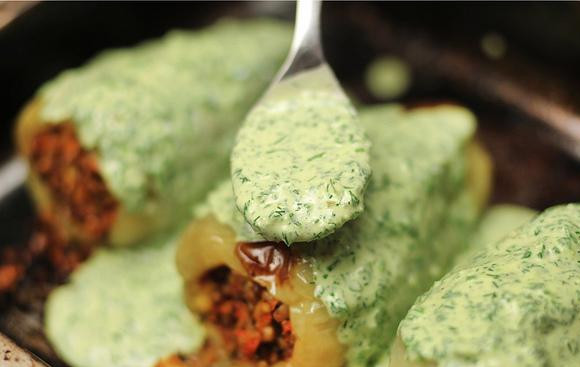 1. Этап. Перец, фаршированный сыром и гречкой: Пока перцы запекаются, готовим очень вкусный соус. Для это при помощи блендера смешаем сметану, горчицу и зелень. Через 10 минут перцы достаем из духовки, обильно поливаем соусом и отправляем обратно в духовку на 5-7 минут.