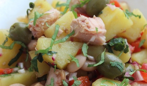 1. Этап. Деревенский испанский салат с тунцом: Быстро влить заправку, аккуратно перемешать. Дать постоять 5 минут и выложить в салатник.