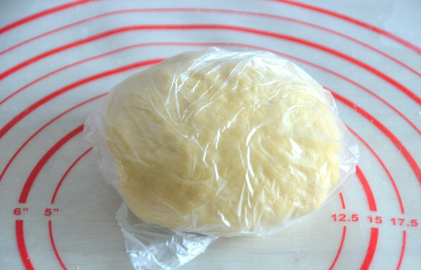 1. Этап. Классическая итальянская паста: Хорошо вымешанное тесто поместите в полиэтиленовый пакет или в пищевую пленку на 30 минут.