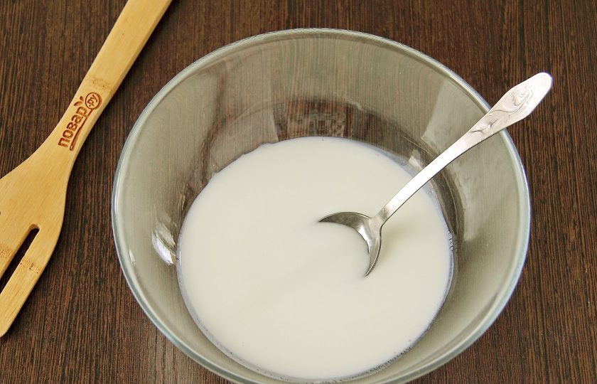 1. Этап. Беляши в мультиварке: Перелейте кефир в глубокую миску, добавьте разрыхлитель и перемешайте.
