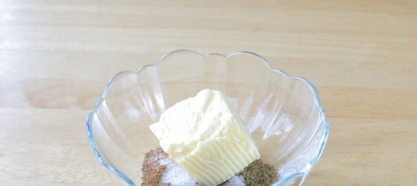 1. Этап. Ароматные хрустящие утиные ножки со сливами: 3. Пересыпьте все специи в небольшую миску, добавите масло и перемешайте.