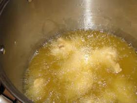 1. Этап. Крылышки в панировке в духовке: Крылышки окуните в кипящее масло и жарьте на сильном огне.