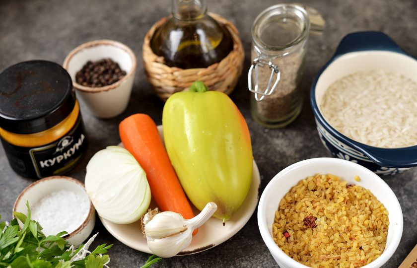 1. Этап. Каша из риса и булгура 1000 и одна ночь: Подготовьте все ингредиенты. Лук, чеснок и морковь почистите, помойте с перцем под проточной водой.