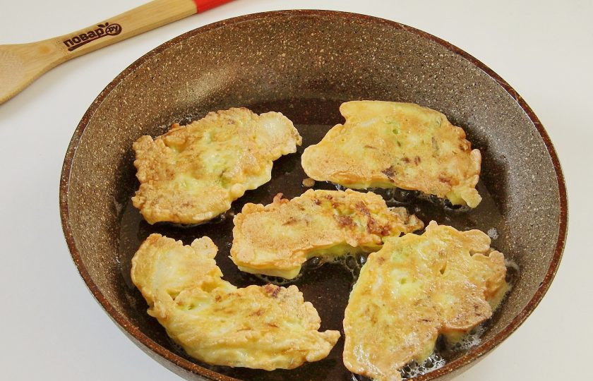 1. Этап. Капустные шницели с луковыми шкварками: Обжарьте капусту на среднем огне с двух сторон до румяной корочки.