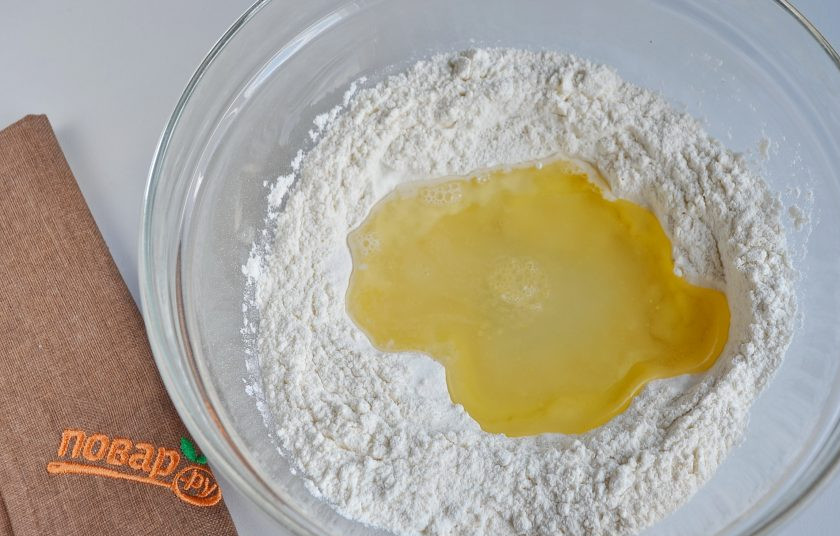 1. Этап. Вэрзэре: Сначала нужно приготовить тесто. Возьмите глубокую посудину, всыпьте просеянную муку, сделайте лунку по центру. Влейте масло, воду, положите соль. Круговыми движениями ложки замешивайте тесто.