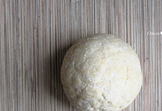 1. Этап. Творожные рогалики с индейкой: Замесите чуть липнущее к рукам тесто. Накройте и оставьте на столе на 20-30 минут.