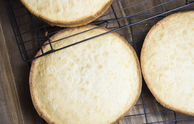 1. Этап. Белый шоколадный торт: 5. Распределите тесто равномерно по трем формам и запекайте в горячей духовке в течение 20 минут. Готовность коржей проверяйте деревянной зубочисткой. Готовые коржи выберите из формы и остудите.