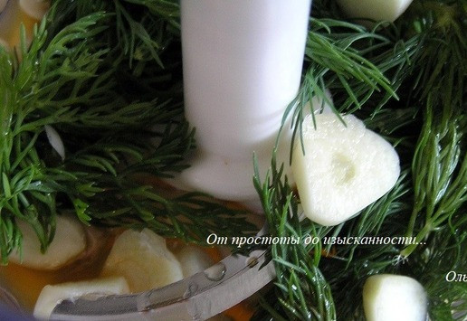 1. Этап. Треска с арахисовым соусом: Веточки укропа и нарезанный чеснок выложите в чащу блендера, добавьте арахис, оливковое масло, сок апельсина и бальзамический уксус.