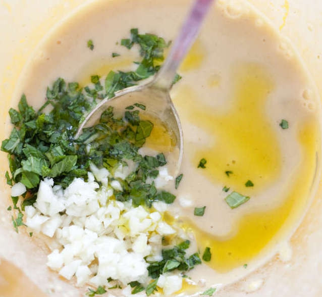 1. Этап. Салат по-французски: Уксус, который остался от маринования лука, смешать с горчицей, солью, перцем и маслом. Добавить чеснок и мяту, перемешать.