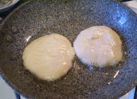 1. Этап. Оладьи на кефире пышные: В горячее масло выкладываем ложкой небольшое количество теста, жарим оладьи с двух сторон до румяной корочки.