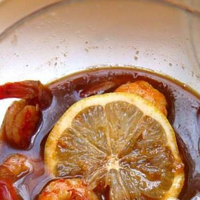 1. Этап. Жгучие креветки в ледяной пиале: 4. В миску для маринования перекладываем креветки и горячий маринад. Добавляем лимон и на ночь убираем в холодильник.