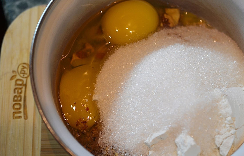 1. Этап. Магрибский грушевый пирог: 5. Добавьте яйца, муку и сахар.