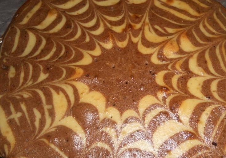 1. Этап. Торт Зебра на кефире: Отправьте форму в разогретую до 180 С духовку на полчаса.