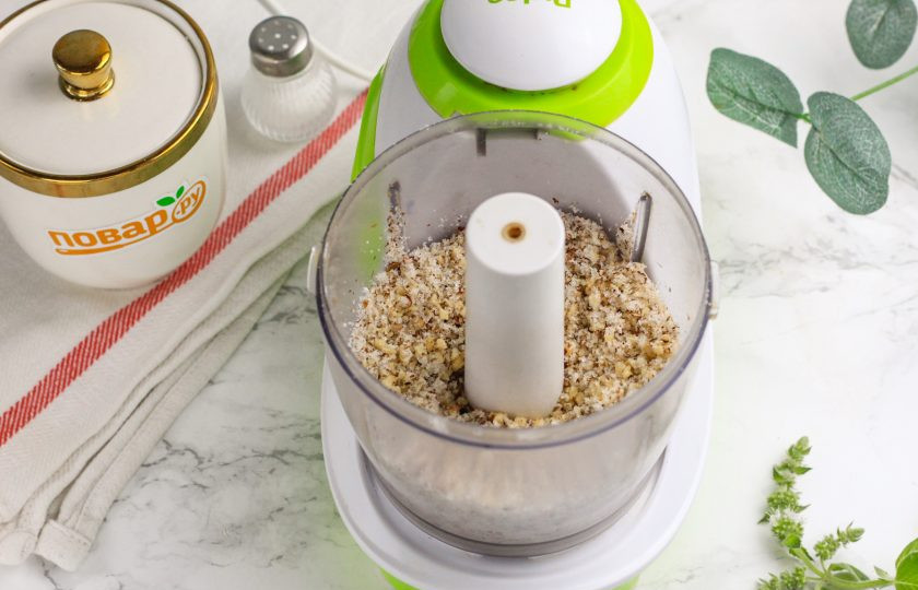 1. Этап. Рогалики песочные с орехами: В это время измельчите грецкие орехи в блендере с оставшимся сахарным песком.