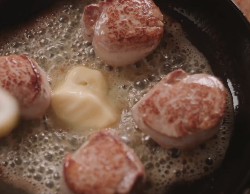 1. Этап. Медальон из свинины: В сковороду положите сливочное масло.