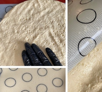 1. Этап. Пирог с капустой на дрожжевом тесте: Меньшую часть теста также руками выкладываю на силиконовый коврик и придаю форму круга по размеру формы. Отправляю коврик с тестом в морозилку пока буду выкладывать начинку. Тесто немного схватится и будет легко его выложить на начинку. Это буквально минут 5, но достаточно чтобы облегчить себе 