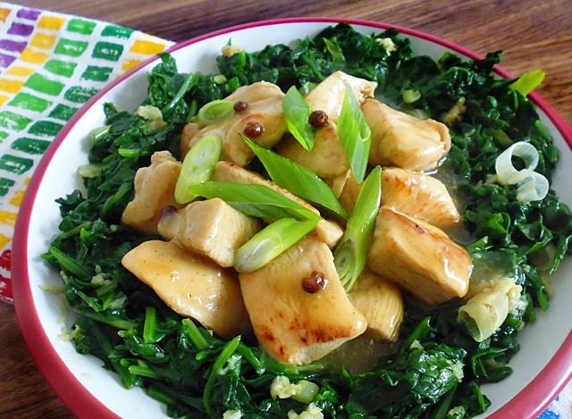 1. Этап. Цыпленок на зеленой подушке: Блюдо готово, достаньте курицу, выложите ее на 