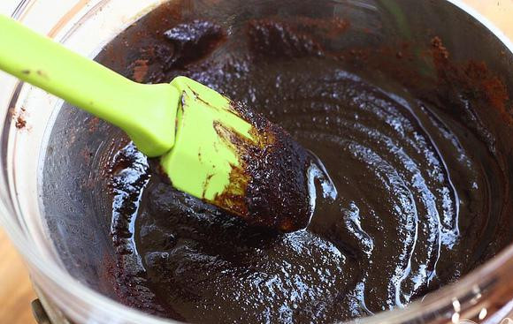 1. Этап. Охлажденный горячий шоколад: 1. Смешать сахарный песок, какао и сливочное масло в посуде, которая установлена над кастрюлей с медленно кипящей водой. Постоянно помешивайте, пока масло не растопится и не перемешается с остальными ингредиентами до однородной консистенции пасты.