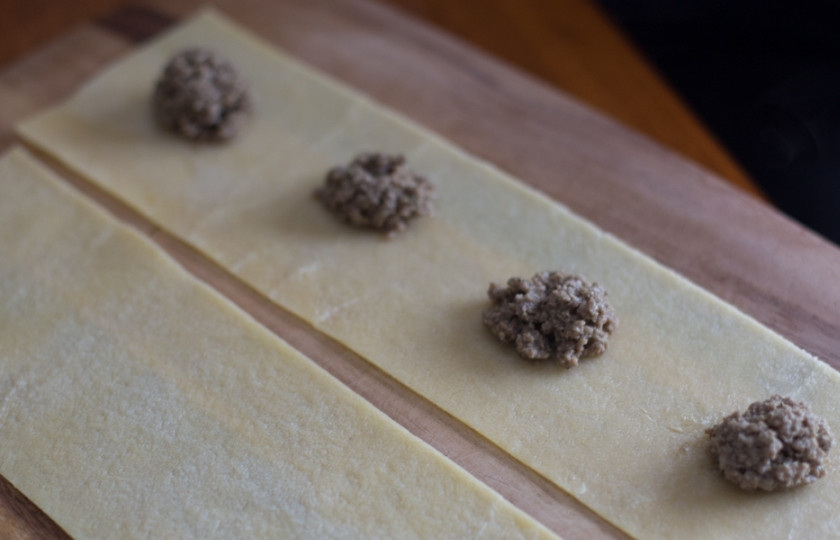 1. Этап. Равиоли с мясом: Раскатайте тесто или выложите листы для лазании. Выкладывайте фарш шариками, на одинаковом расстоянии друг от друга.