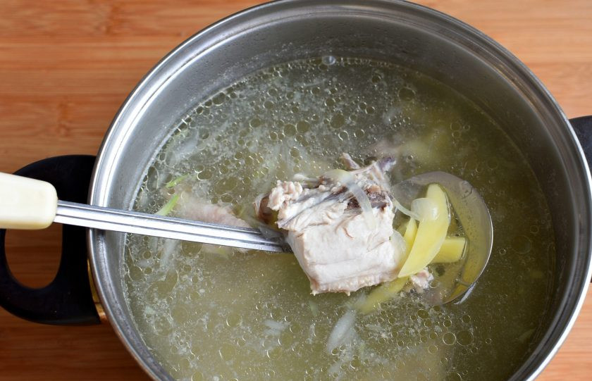 1. Этап. Легкий супчик с вермишелью и брокколи: Сварите легкий куриный бульон, взяв полтора литра воды. Опустите в бульон шинкованный лук и картофель брусочками, варите на среднем огне почти до готовности картофеля. Посолите по вкусу.