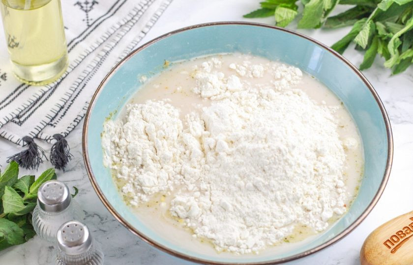 1. Этап. Хлеб в духовке: Всыпьте 120-150 граммов пшеничной муки высшего сорта и замесите опару — она должна получиться вязкой.