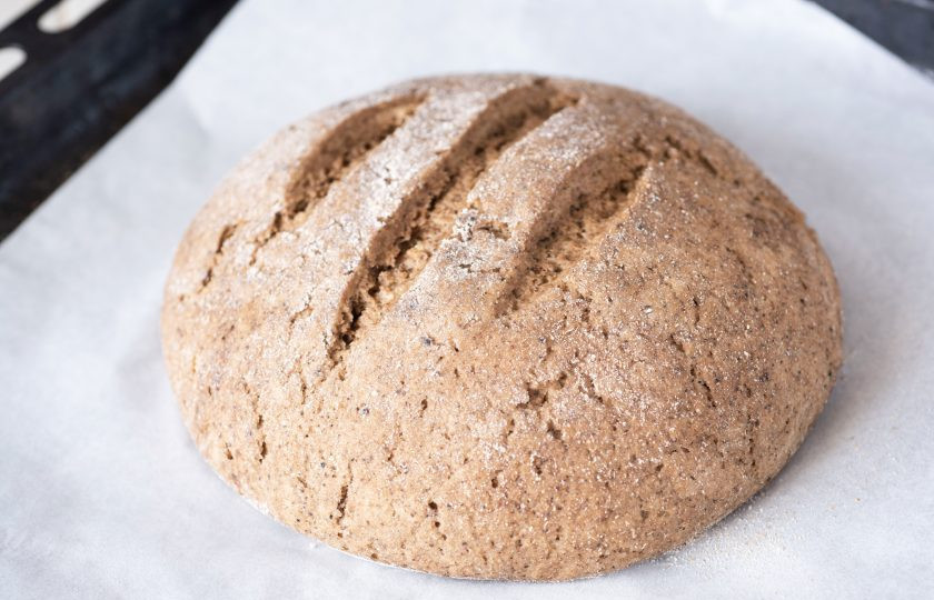 1. Этап. Ржаной хлеб на сыворотке: Примерно через 2 часа расстойки хлеб увеличился в размере. Обязательно отправляйте выпекаться хлеб в уже разогретую до 180 градусов духовку и выпекайте его примерно 45 минут.