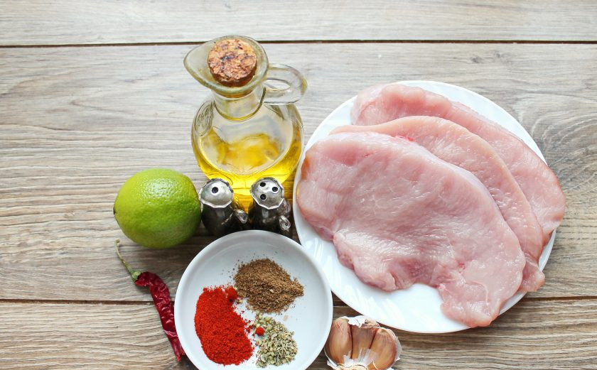 1. Этап. Стейк индейки по-мексикански: Подготовьте все необходимые ингредиенты для приготовления стейков индейки по-мексикански.