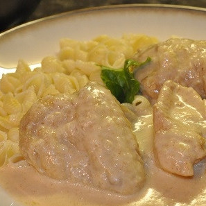 Отварная курица в сметанном соусе