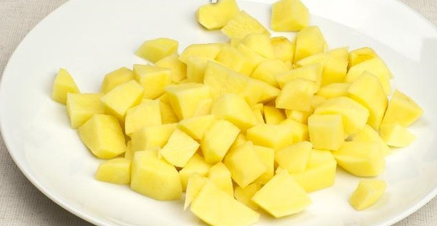 1. Этап. Куриный суп с гречкой: Картофель режем кубиками.