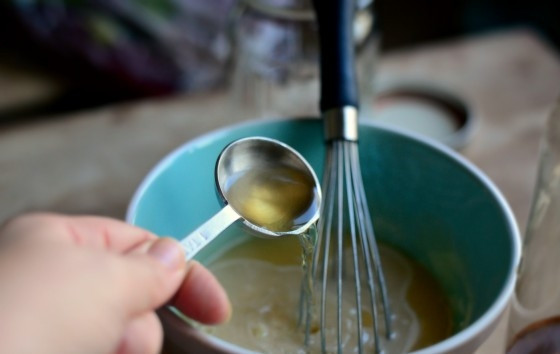 1. Этап. Салатная заправка с медом и маком: 3. Влейте уксус. Я рекомендую добавить сначала 2 ложки, а затем по вкусу сориентироваться, при необходимости добавить еще одну.