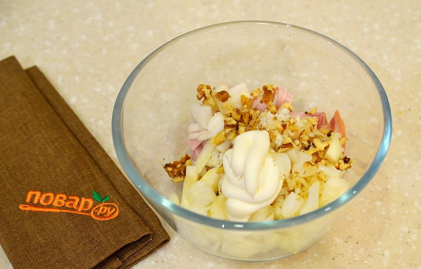 1. Этап. Салат на Новый год Свиньи: 6. Соедините все ингредиенты и заправьте салат майонезом.