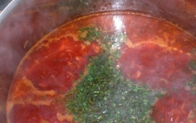 1. Этап. Борщ из конины: Мясо режем на кусочки и отправляем в кастрюлю, туда же добавляем зажарку со сковороды. Если борщ получается густым, добавьте немного кипятка. Даем борщу закипеть, пробуем на соль (если нужно — досаливаем). Минут 5-10 пусть покипит, после добавим зелень и выключим.