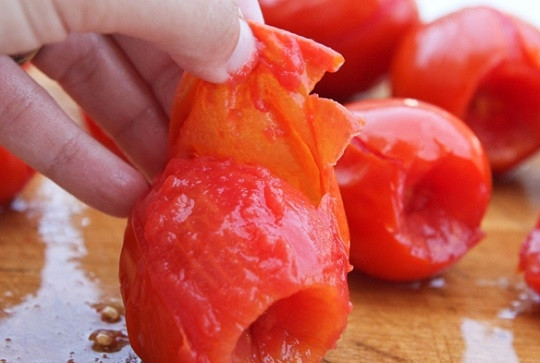 1. Этап. Свежие помидоры на зиму: 5. Аккуратно снимите шкурку.