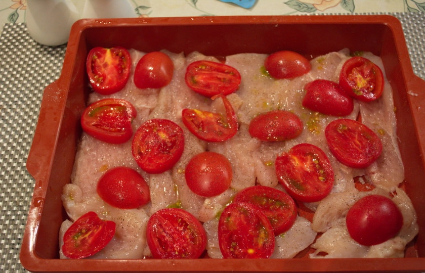 1. Этап. Отбивные в духовке с помидорами и сыром: 2. Помидоры нарезать кружочками. Уложить на мясо в один слой.