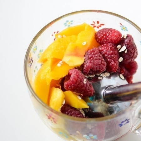 1. Этап. Смузи из манго и ягод: 5. Взбейте манго, малину и овсянку блендером.