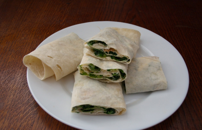 1. Этап. Лаваш с плавленым сыром и зеленью: 7. Далее удобно работать кухонными ножницами. Разрезаем рулет на сегменты.